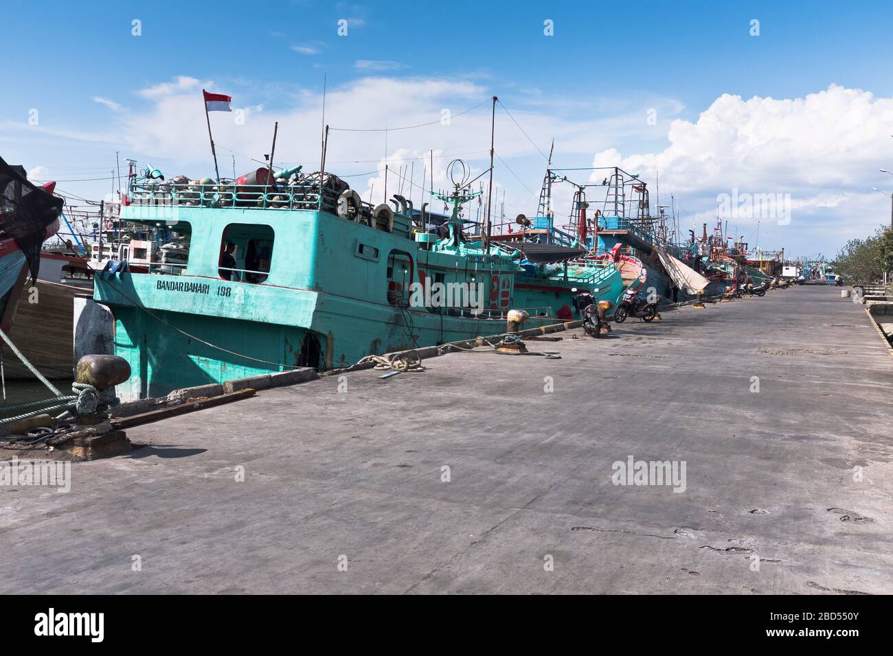 dh Porto di Benoa Asia BALI INDONESIA flotta di tonnidi pesca barche in porto banchina indonesiano navi asiatiche Foto Stock