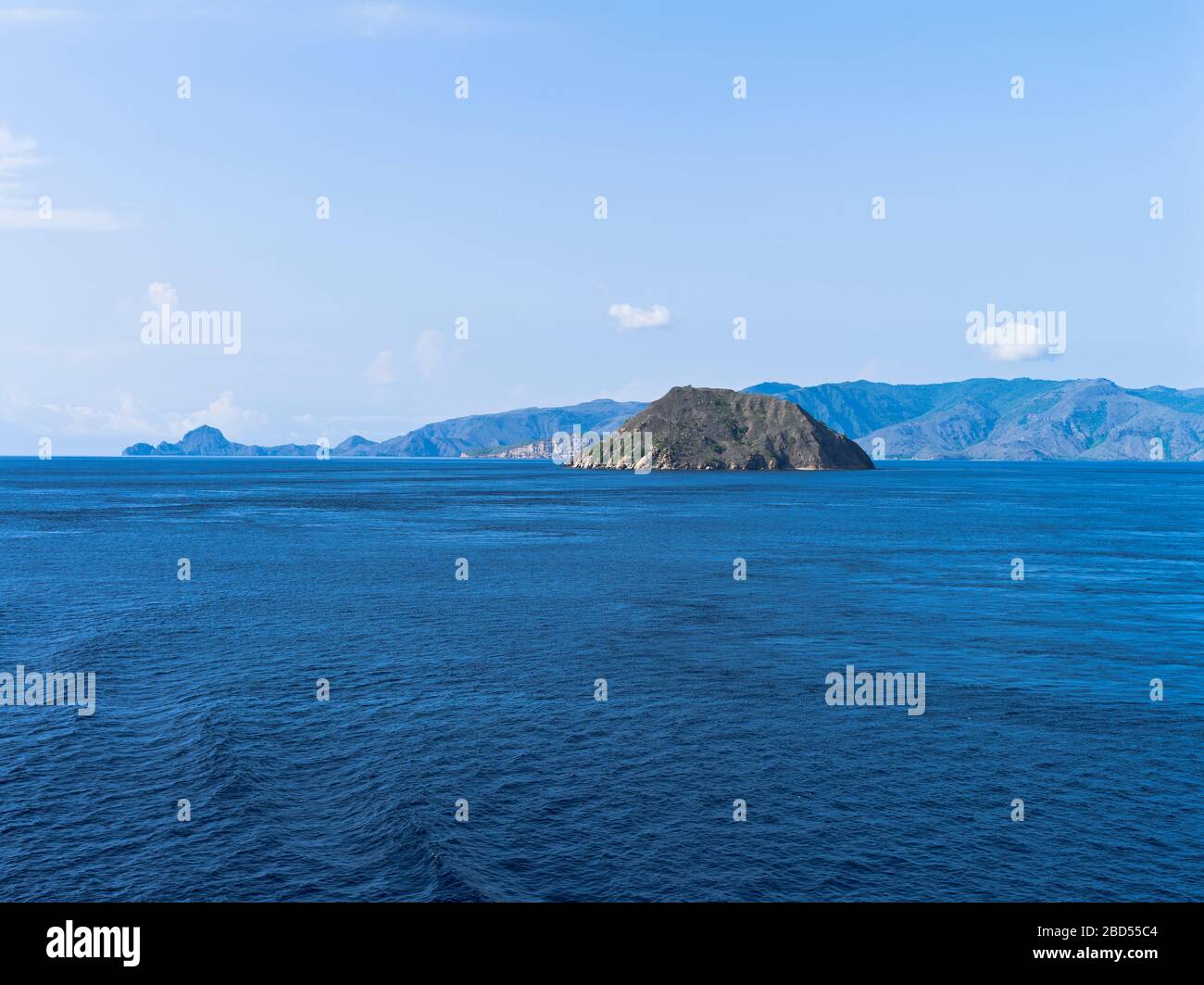 dh piccola isola indonesiana ISOLA DI KOMODO INDONESIA Mare costiero al largo della costa delle isole asiatiche Foto Stock