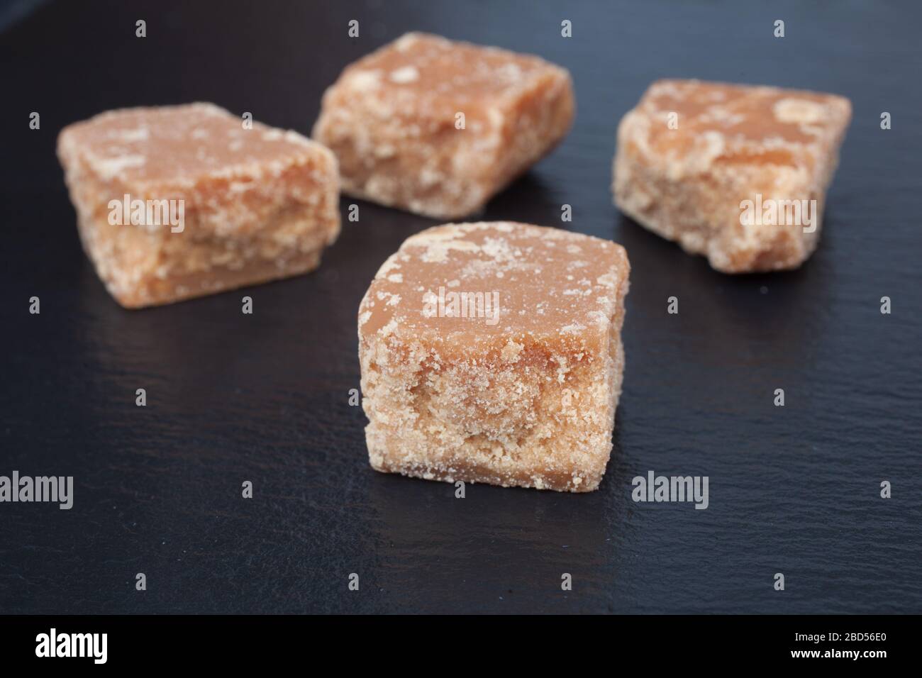 Quattro pezzi di fudge fotografati su uno sfondo nero Foto Stock