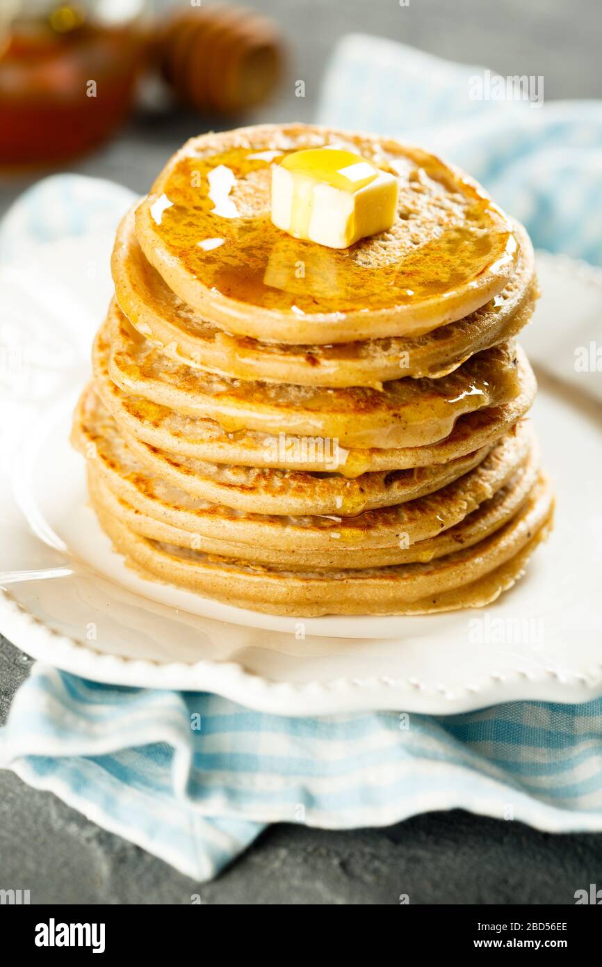 Pancake fatti in casa con miele e burro Foto Stock