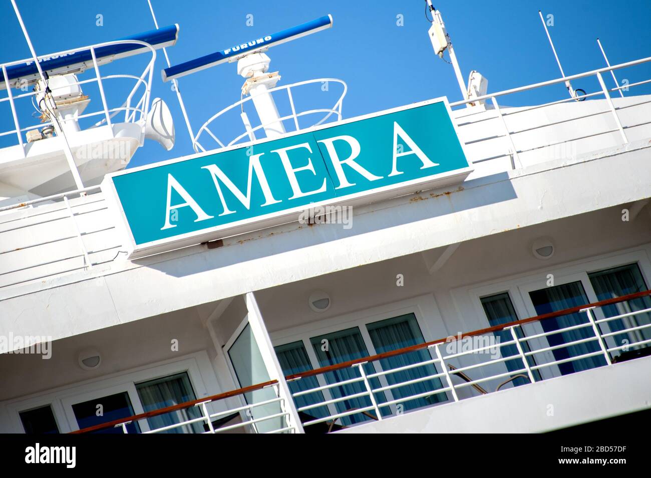 06 aprile 2020, Brema, Bremerhaven: La nave da crociera 'Ameraa' del tour operator Phoenix Reisen è ormeggiata su una banchina di fronte al Columbus Cruise Centre. A causa della pandemia della corona, la nave da crociera ha interrotto il suo viaggio pianificato e ormeggiato di nuovo a Bremerhaven la domenica mattina. Foto: Hauke-Christian Dittrich/dpa Foto Stock
