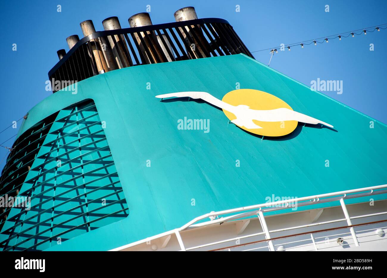 Bremerhaven, Germania. 06th Apr, 2020. La nave da crociera 'Ameraa' del tour operator Phoenix Reisen è ormeggiata su un molo di fronte al Columbus Cruise Centre. A causa della pandemia della corona, la nave da crociera ha interrotto il suo viaggio pianificato e ormeggiato di nuovo a Bremerhaven la domenica mattina. Credit: Hauke-Christian Dittrich/dpa/Alamy Live News Foto Stock