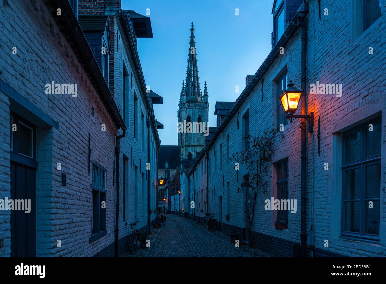 La sera la luce della strada si illumina nel Kleine Begijnhof (piccolo beghinaggio) a Leuven, Belgio Foto Stock