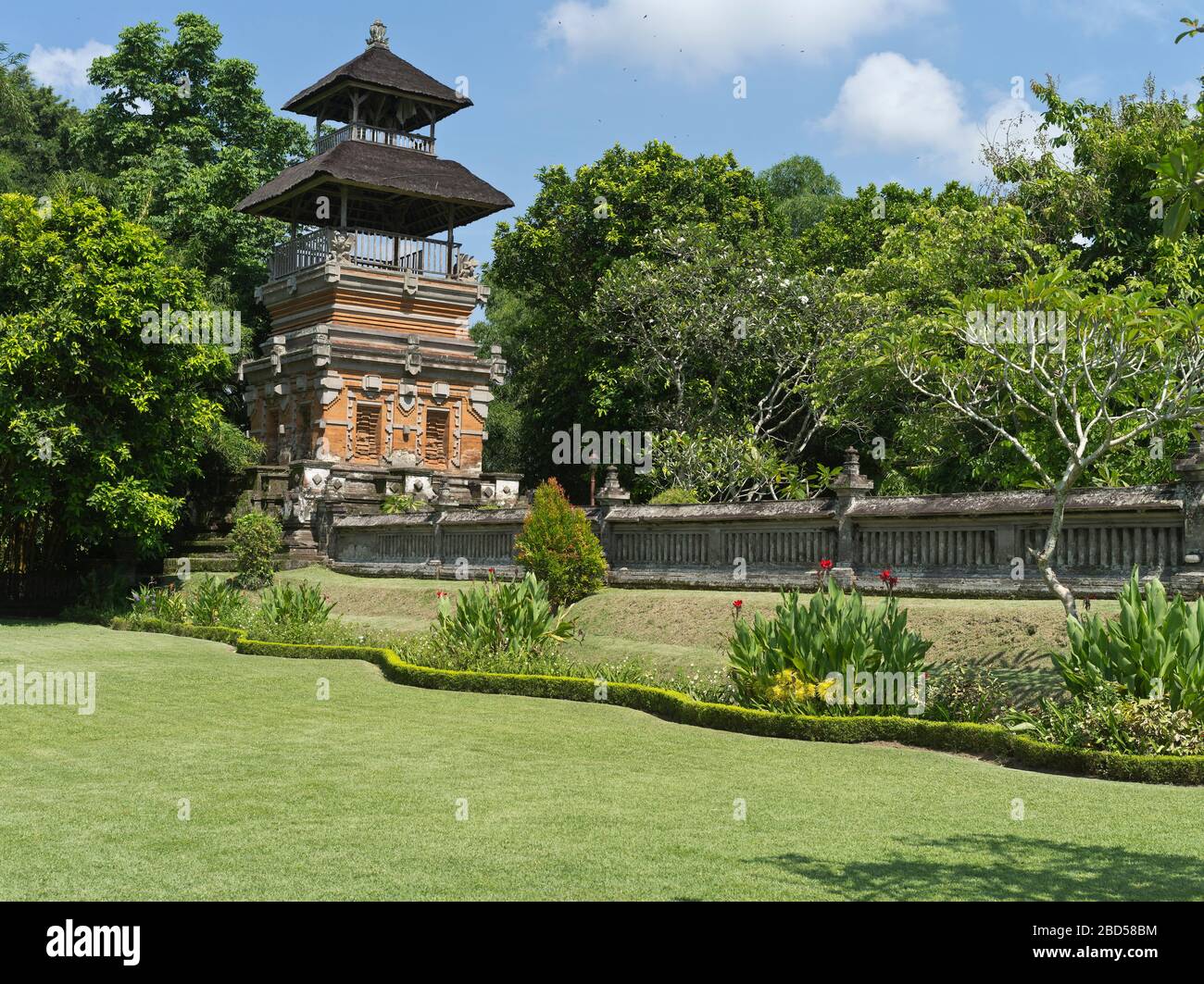 dh pura Taman Ayun Royal Temple BALI INDONESIA Balinese Hindu Mengwi templi giardino muro torre architettura paesaggio Foto Stock