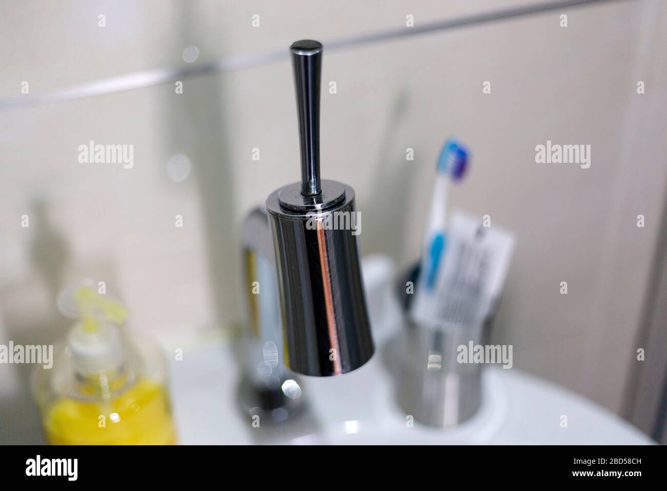 Prodotti per l'igiene orale e delle mani su lavabo bianco Foto Stock