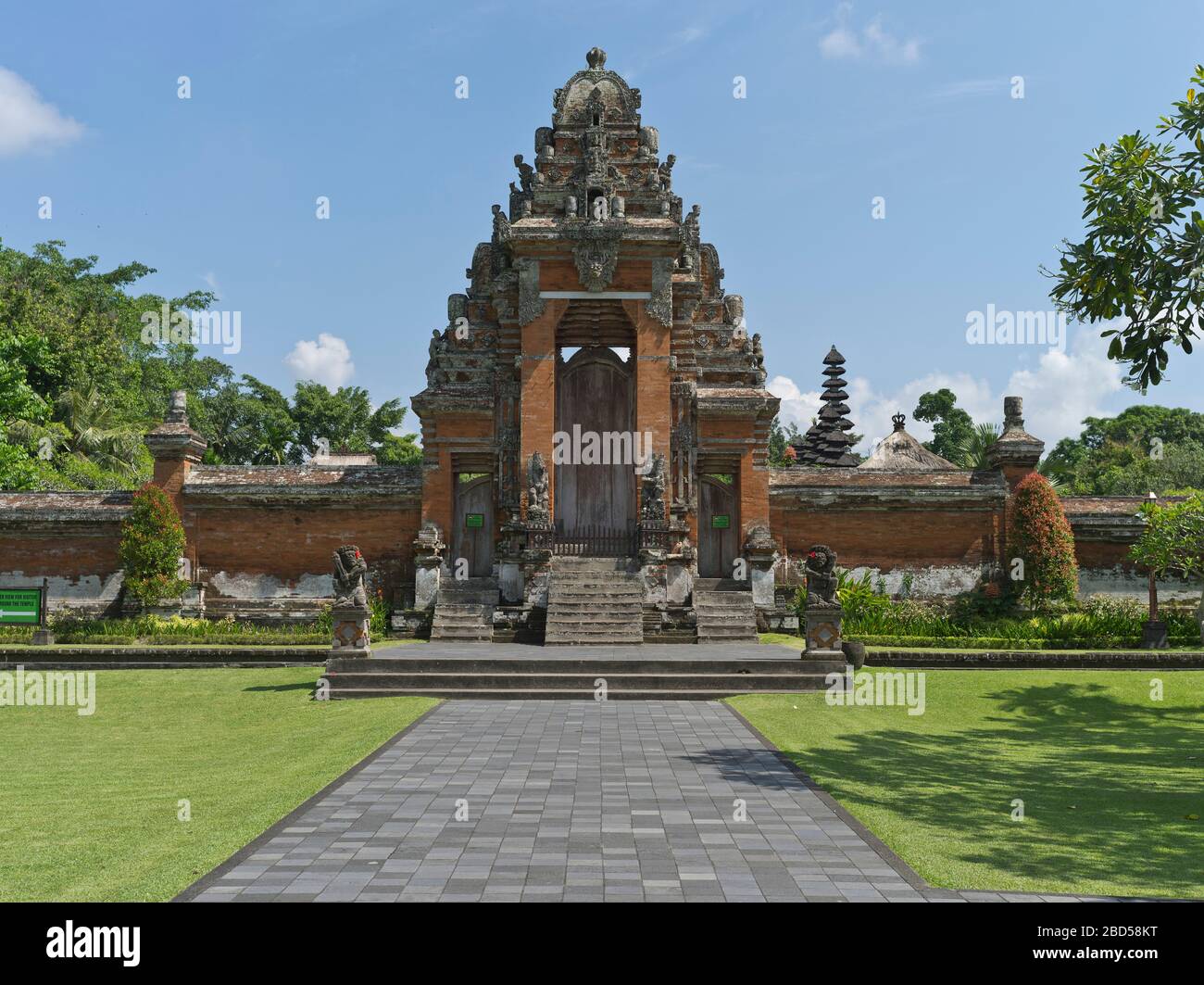tempio reale di dh pura Taman Ayun BALI INDONESIA Indù Balinese Templi di Mengwi Paduraksa ingresso interno sanctum torre induismo cielo blu orizzontale Foto Stock