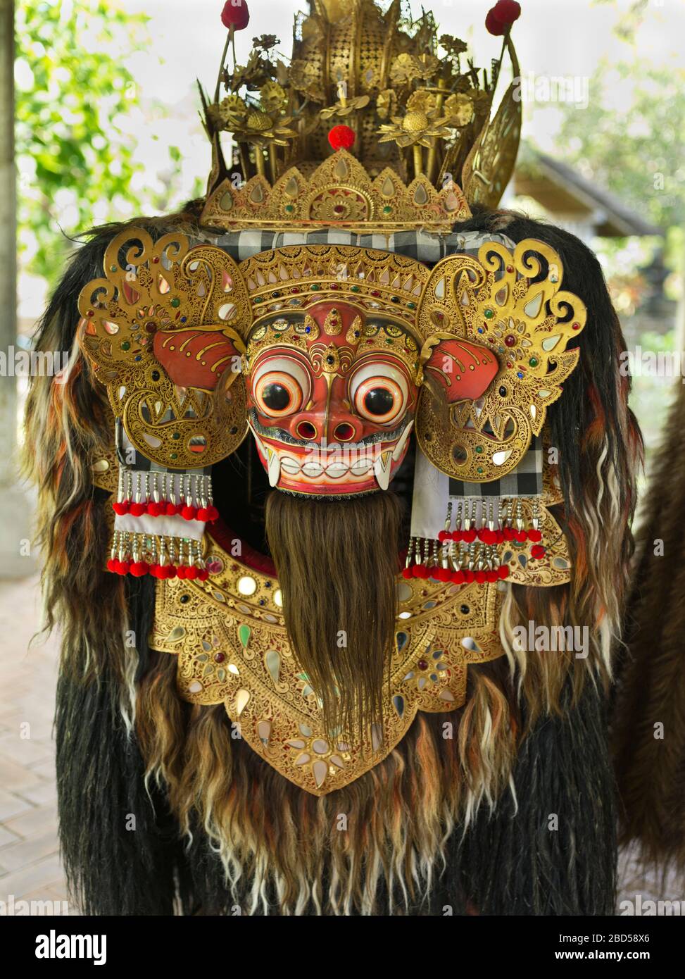 tempio reale di dh pura Taman Ayun BALI INDONESIA Indù Balinese Templi di Mengwi Barong maschera animale mito induismo leone religioso asiatico folklore Foto Stock