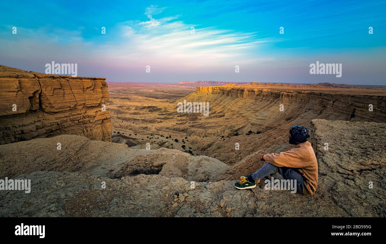 Un viaggiatore di avventura in Edge of the World, un punto di riferimento naturale e popolare destinazione turistica vicino Riyadh -Arabia Saudita. Foto Stock