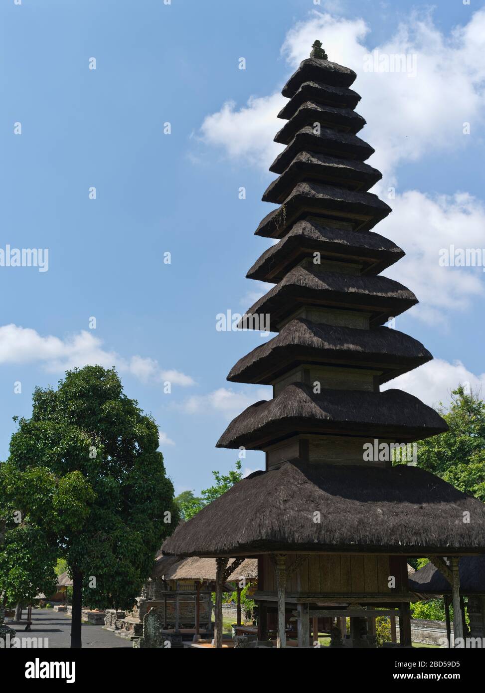 tempio reale di dh pura Taman Ayun BALI INDONESIA templi indù balinesi di Mengwi interno santum pelinggih torretta torre di meru Foto Stock