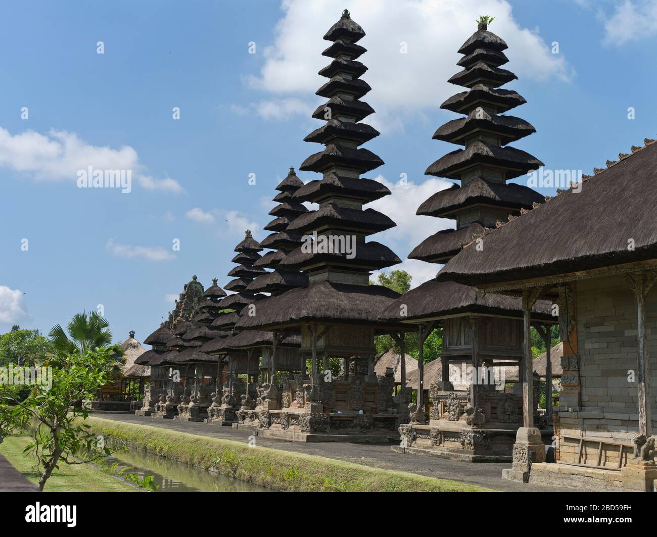 tempio reale di dh pura Taman Ayun BALI INDONESIA Indù Balinese Templi Mengwi interno Sanctum pelinggih meru torri blu cielo architettura Foto Stock
