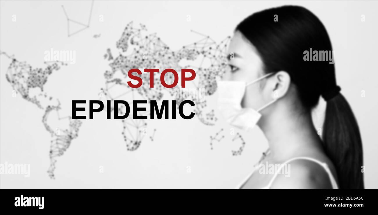 Focolaio COVID-19. Collage con la donna asiatica che indossa maschera protettiva, mappa del mondo e le parole FERMARE EPIDEMIA Foto Stock