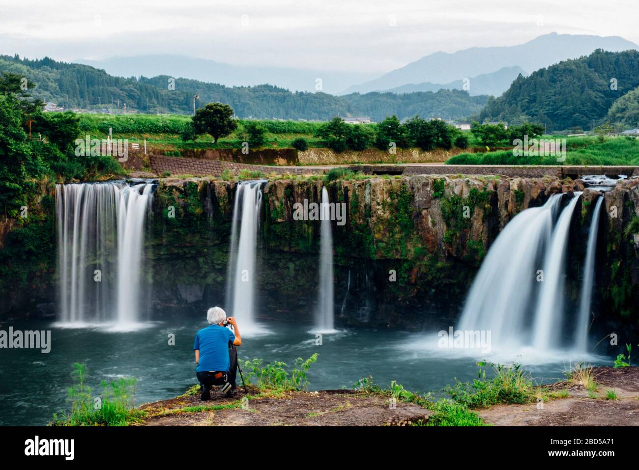 Fotografo alla cascata Harajiri di Oita, Giappone. Foto Stock