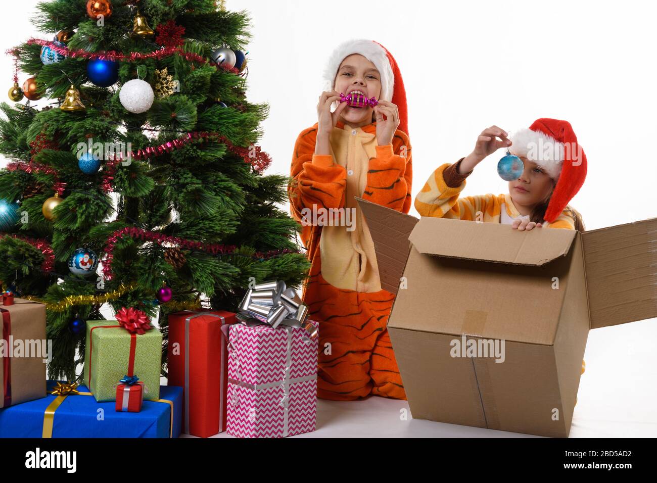 Due ragazze che ingannano intorno e che guardano i giocattoli di Natale Foto Stock