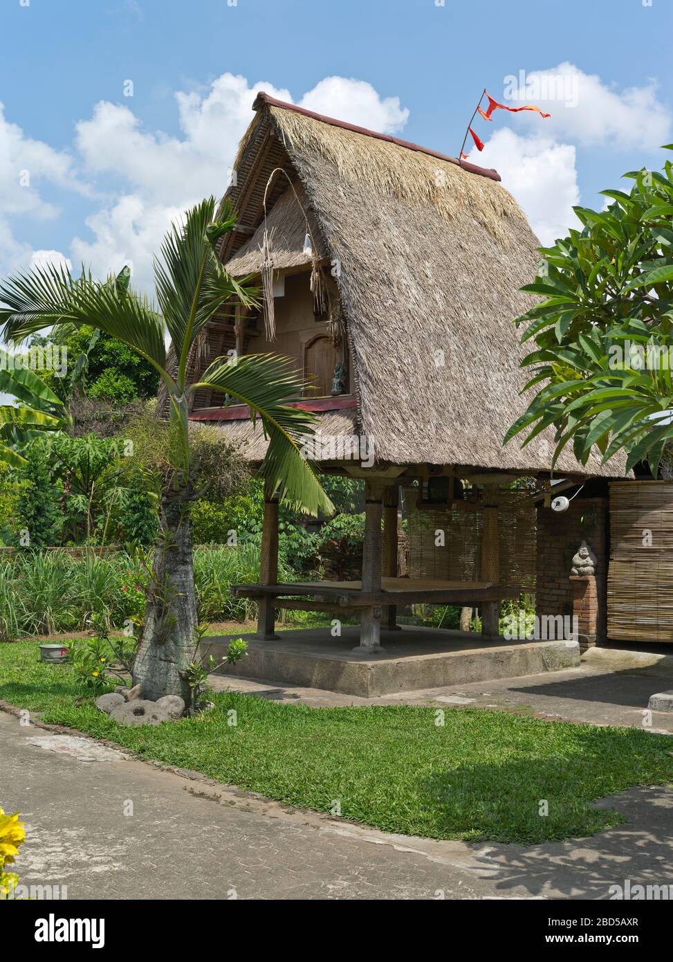 dh Balinese House Compound BALI INDONESIA edificio tradizionale architettura all'aperto villa balinese con giardino all'aperto Foto Stock