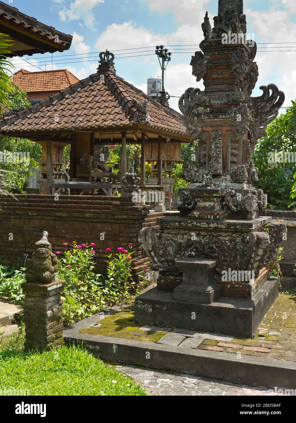 dh Balinese House Compound BALI INDONESIA tradizionale santuario in giardino e edificio asiatico Foto Stock