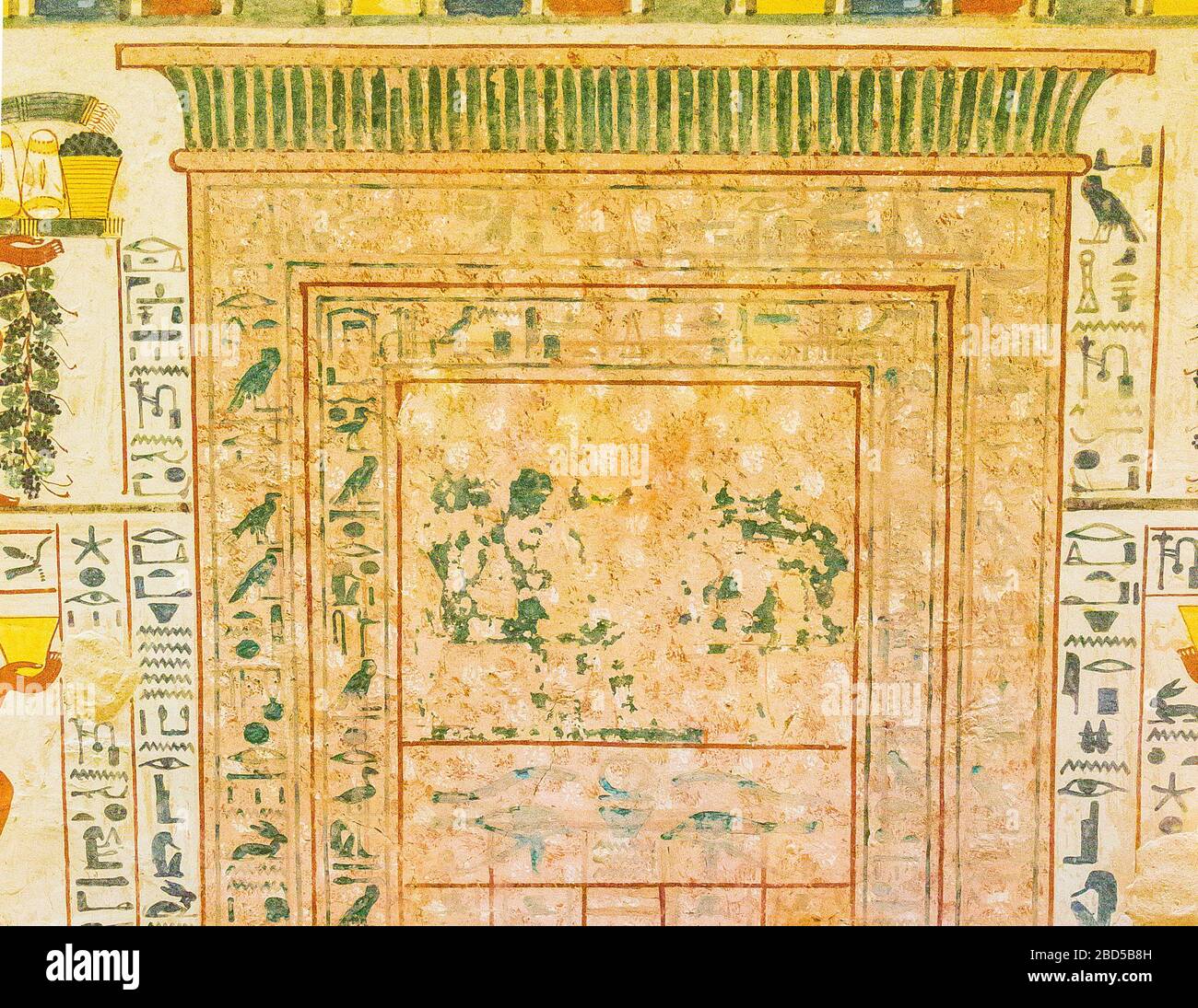 Tebe in Egitto, Valle dei Nobili, tomba di Nakht. Questa falsa porta è dipinta sulla parete in modo da imitare il granito: Trompe-l'oeil. Foto Stock