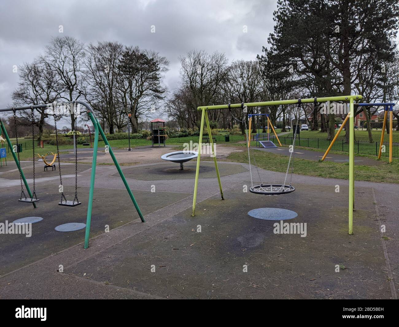 Parco giochi vuoto durante il blocco del 19 del coronavirus britannico. Moor Park, Preston, Lancashire, Regno Unito. Foto Stock