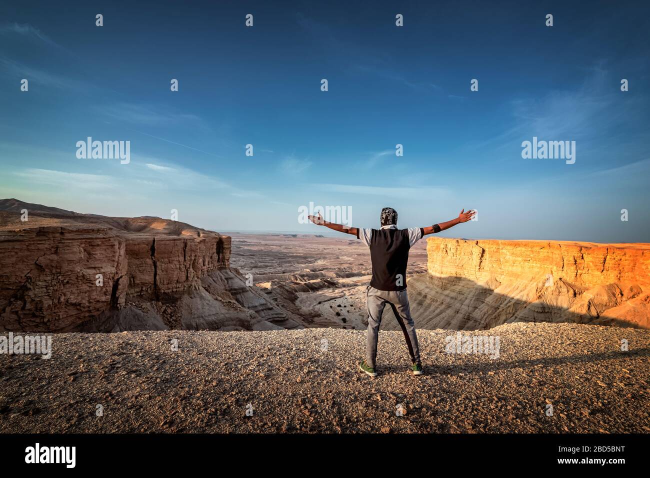 Un viaggiatore di avventura in Edge of the World, un punto di riferimento naturale e popolare destinazione turistica vicino Riyadh -Arabia Saudita. Foto Stock