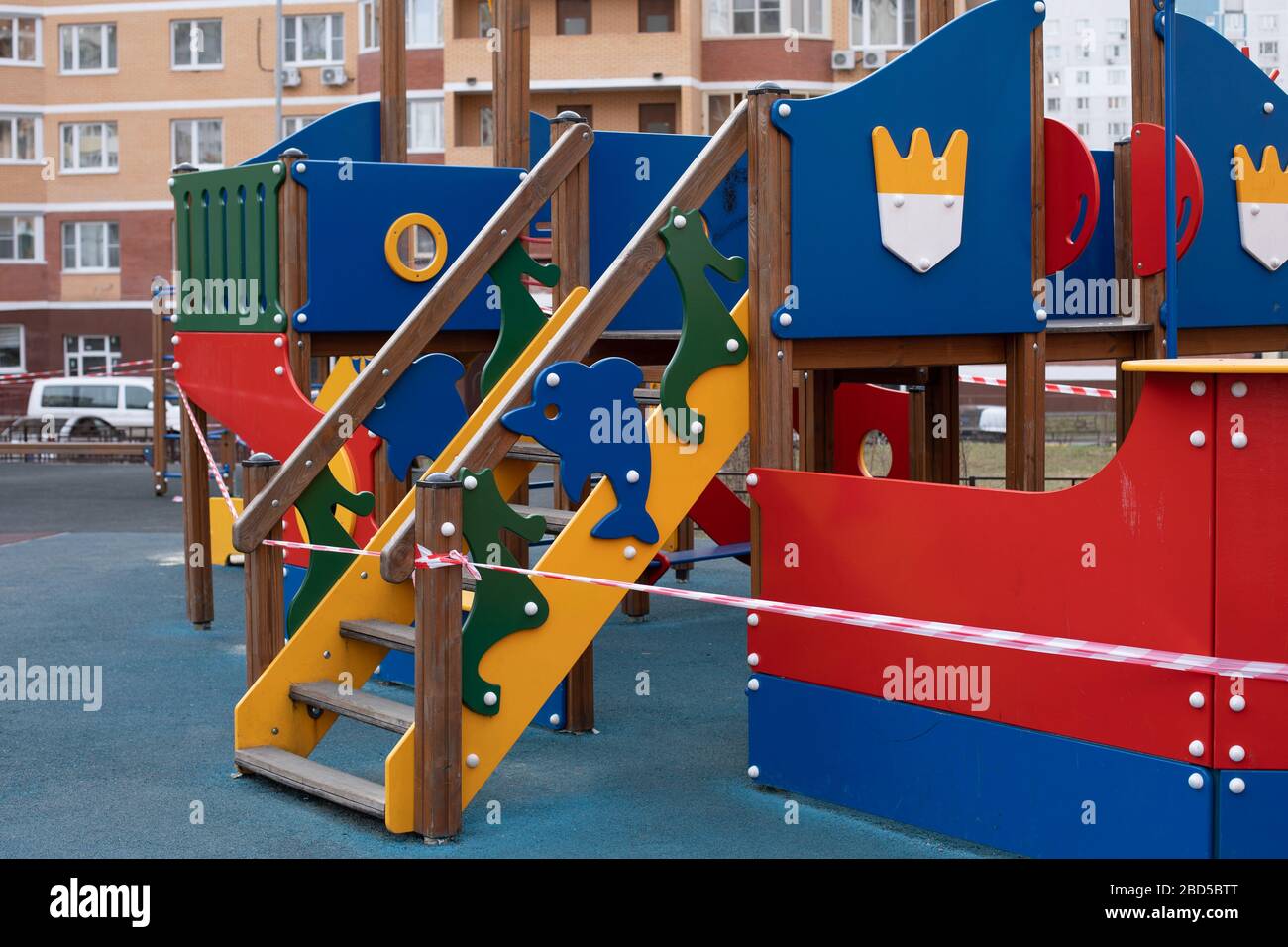 Complesso sportivo per bambini, avvolto in un nastro di blocco, rimanere a casa. Divieto di passeggiate all'aperto, prevenzione del rischio biologico di infezione con Foto Stock