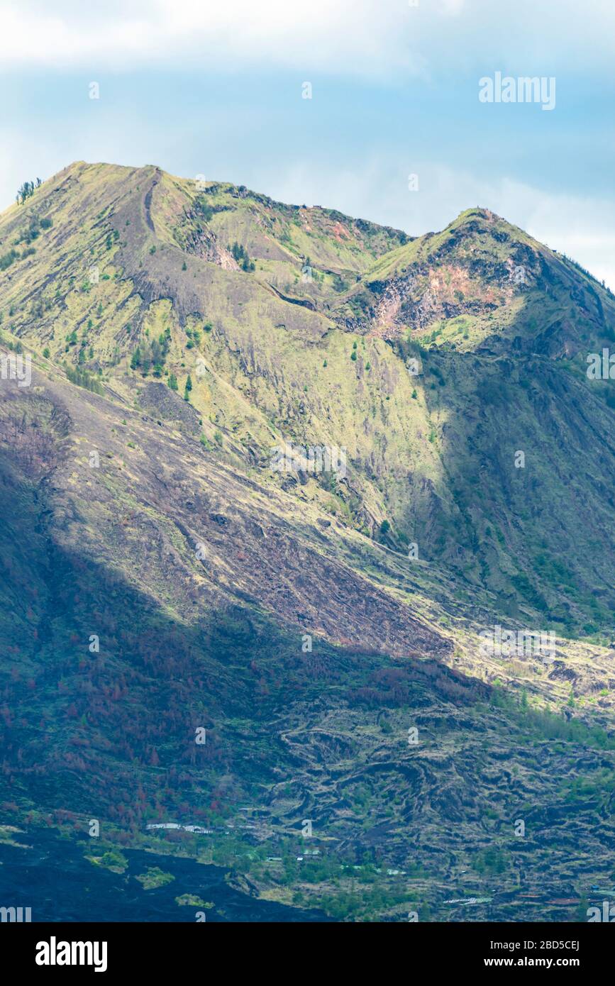 Vista verticale dello storico flusso lavico dalla cima del Monte Batur a Bali, Indonesia. Foto Stock
