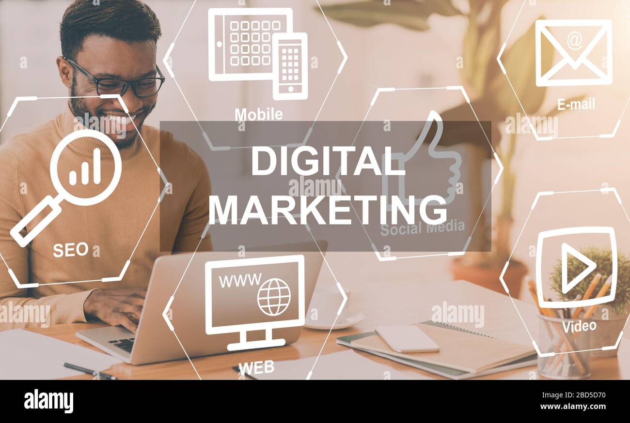 Marketing digitale. Giovane manager che lavora in ufficio, doppia esposizione con strategie SMM su schermo trasparente. Collage Foto Stock