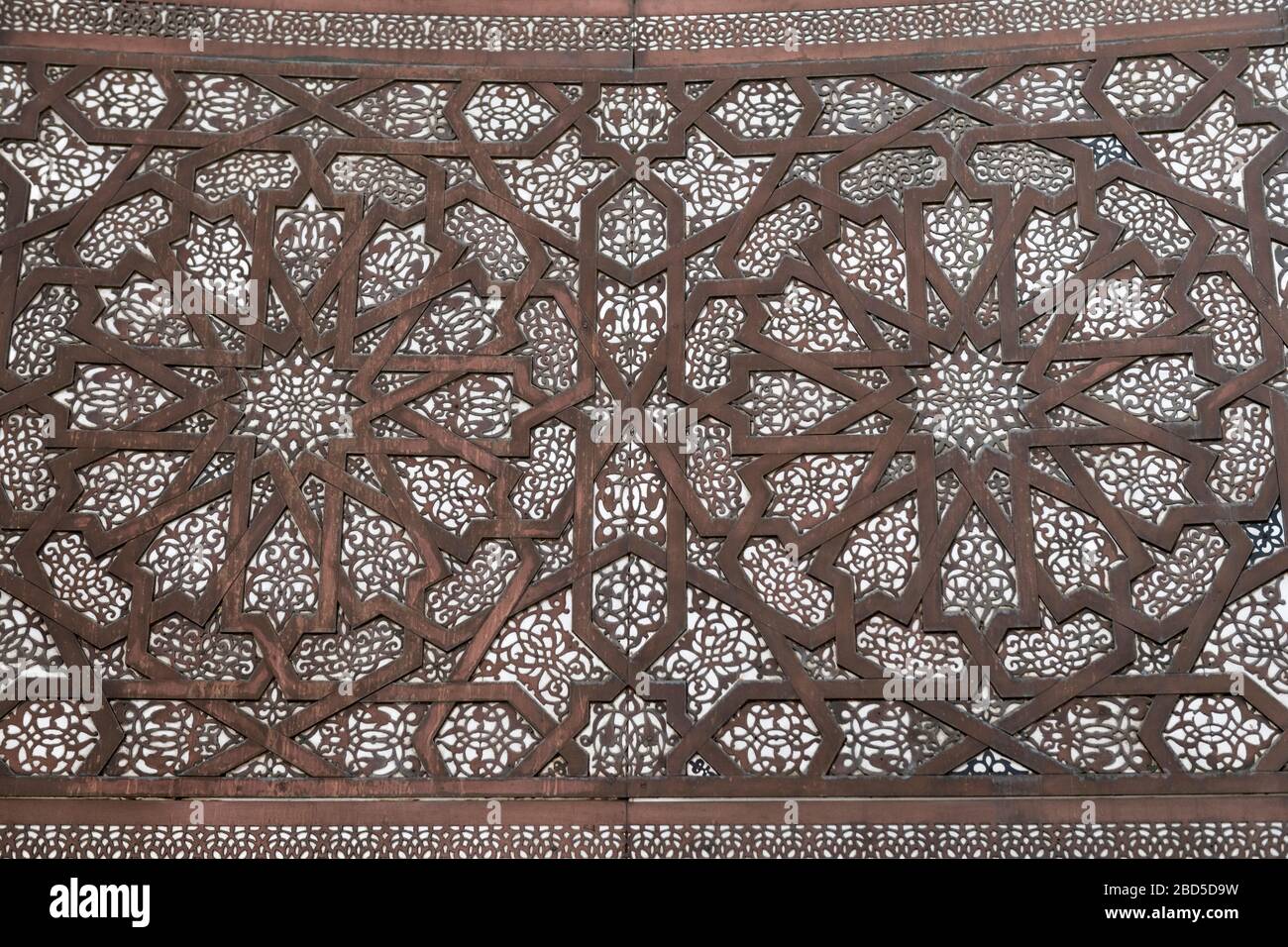 Bellissimo intricato disegno geometrico, islamico. Particolare architettonico della moschea Hassan II a Casablanca, Marocco. Foto Stock