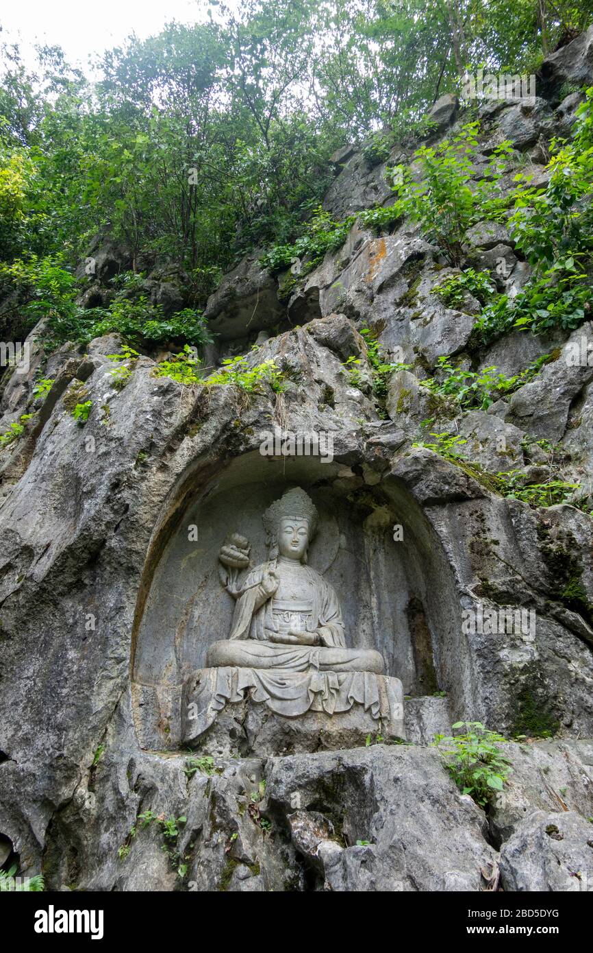 Scultura in roccia del Buddha, grotte di Felai Feng, Tempio di Lingyin, Lago Ovest, Hangzhou, Cina Foto Stock