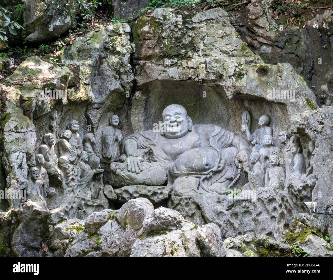 Buddha ridente Maitreya e discepoli scultura scolpita nella roccia, grotte di Felai Feng, Tempio di Lingyin, Lago Ovest, Hangzhou, Chins Foto Stock