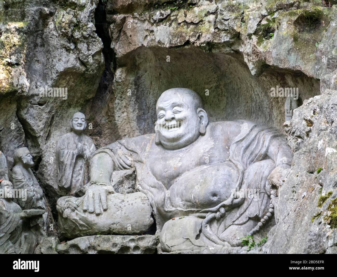 Buddha ridente Maitreya e discepoli scultura scolpita nella roccia, grotte di Felai Feng, Tempio di Lingyin, Lago Ovest, Hangzhou, Chins Foto Stock