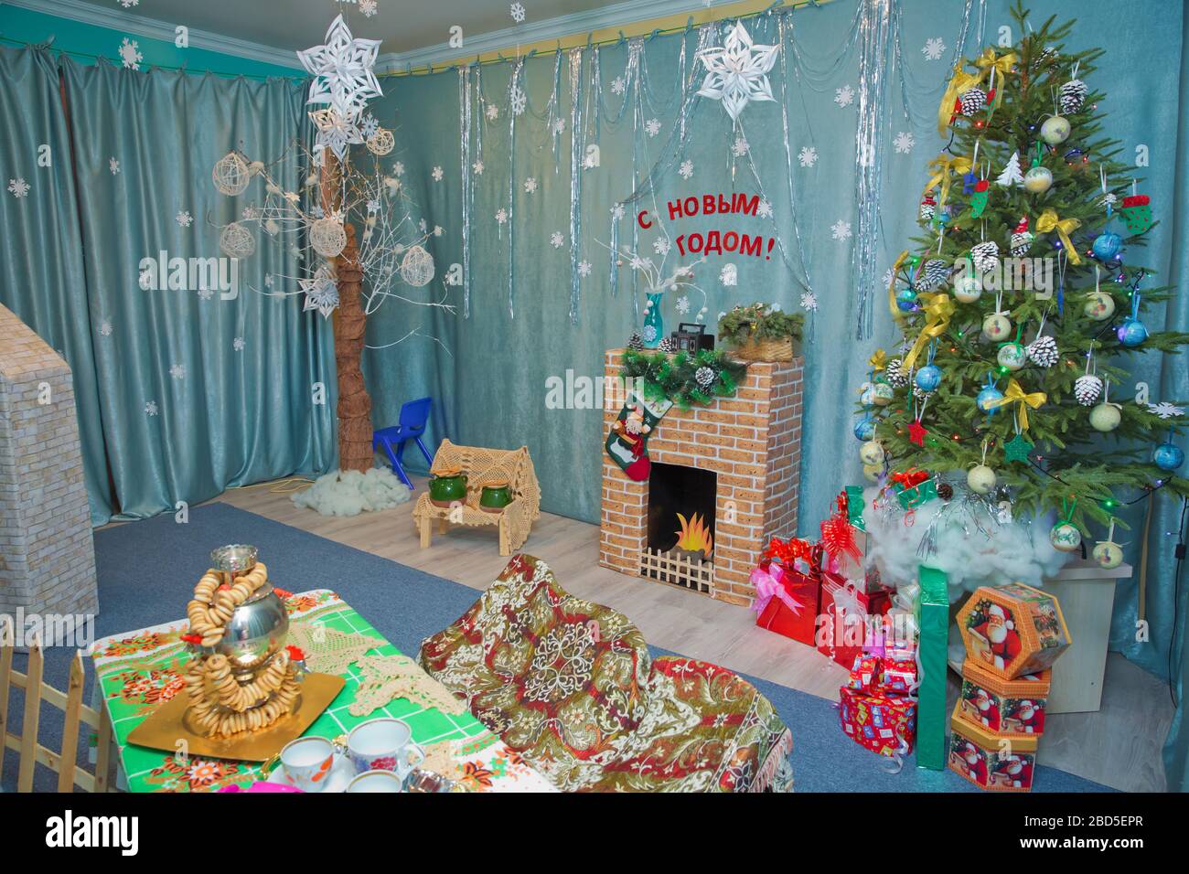 Decorazioni per il nuovo anno nell'asilo. Festa di compleanno di Capodanno . Baku, Azerbaigian . 10.01.2018 . Foto Stock