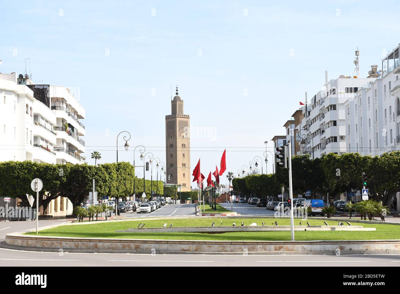 Rabat, Marocco. 6 Aprile 2020. Una strada vuota si trova a Rabat, Marocco, 6 aprile 2020. Il Marocco ha imposto un blocco a livello nazionale per un mese fino all'aprile 20, ha limitato i movimenti e sospeso i mezzi di trasporto pubblici e privati tra le città. Credit: Chadi/Xinhua/Alamy Live News Foto Stock