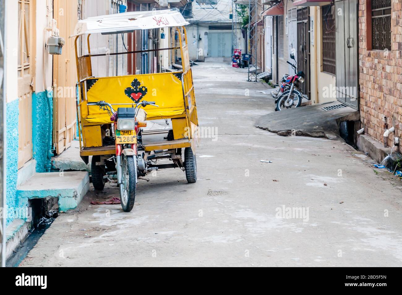 Qingqi, il marchio cinese motoveicolo promuove i prodotti in Pakistan applicando come modello di tricicli per il servizio di trasporto pubblico, Jhelum, Punja Foto Stock