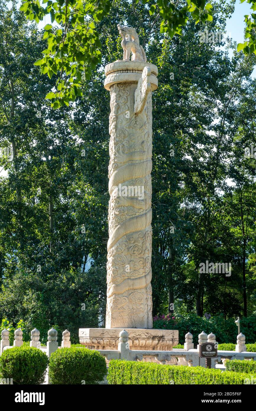 Marmo bianco Huabiao (pilastro di gloria) sormontato da un leone, Spirito o Via Sacra, Tombe Ming, Changping District, Pechino, Cina Foto Stock