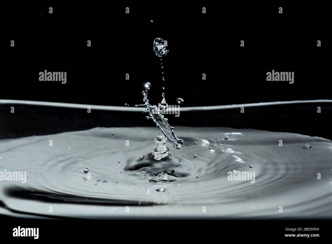 macro scatto di goccia d'acqua in studio Foto Stock