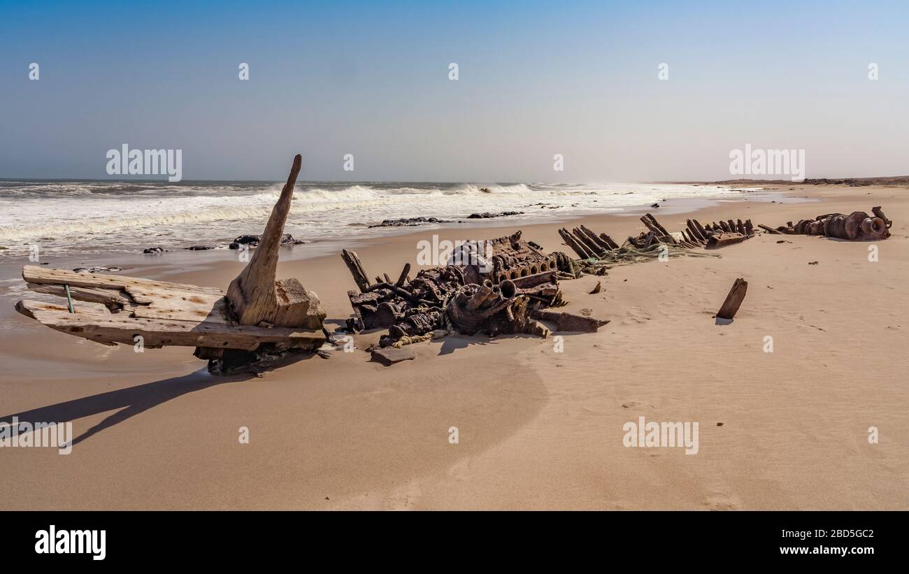 Un naufragio nel Parco Nazionale della Skeleton Coast in Namibia. Foto Stock
