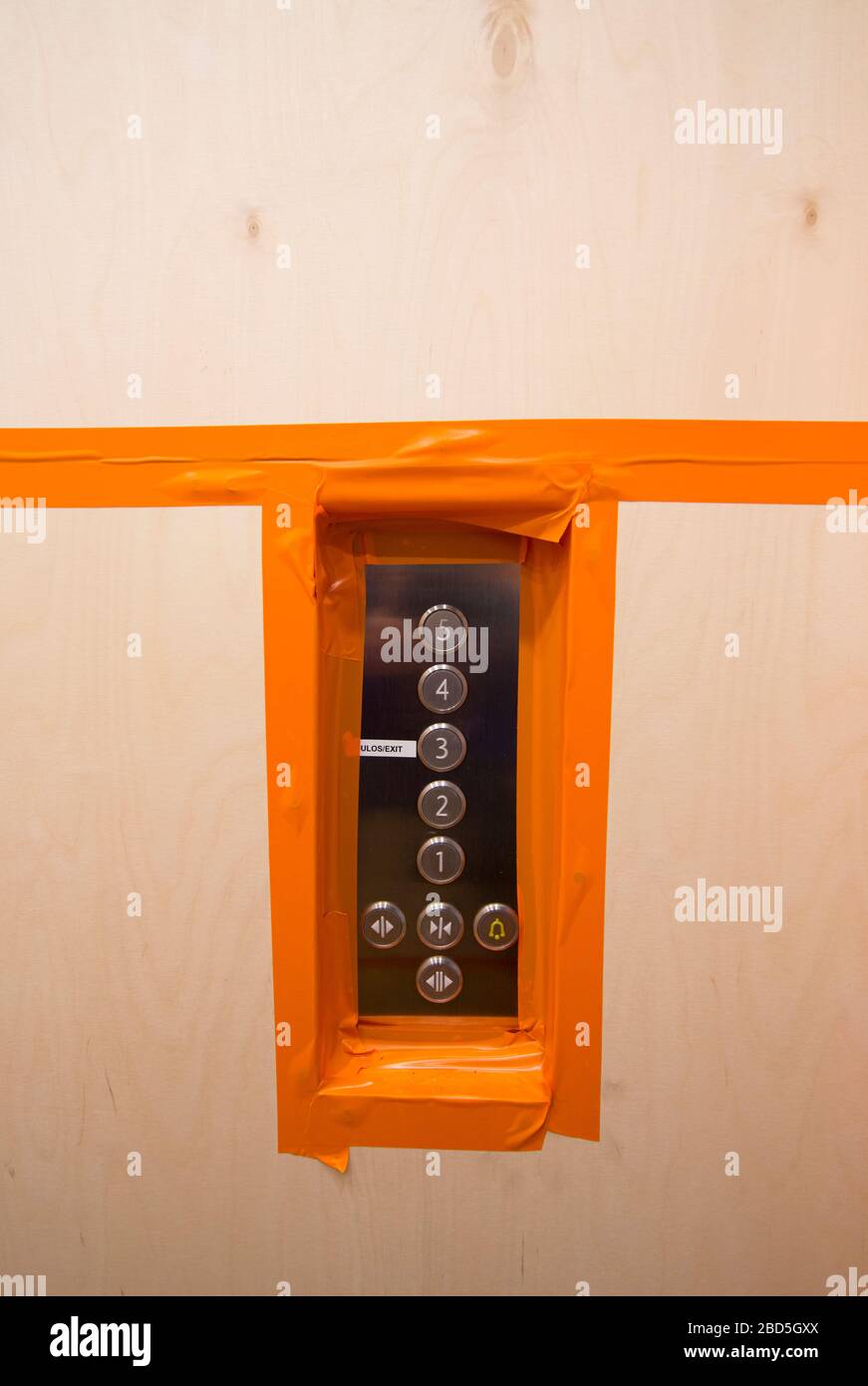 Il legno compensato protegge le pareti dell'ascensore durante i lavori di costruzione, Finlandia Foto Stock