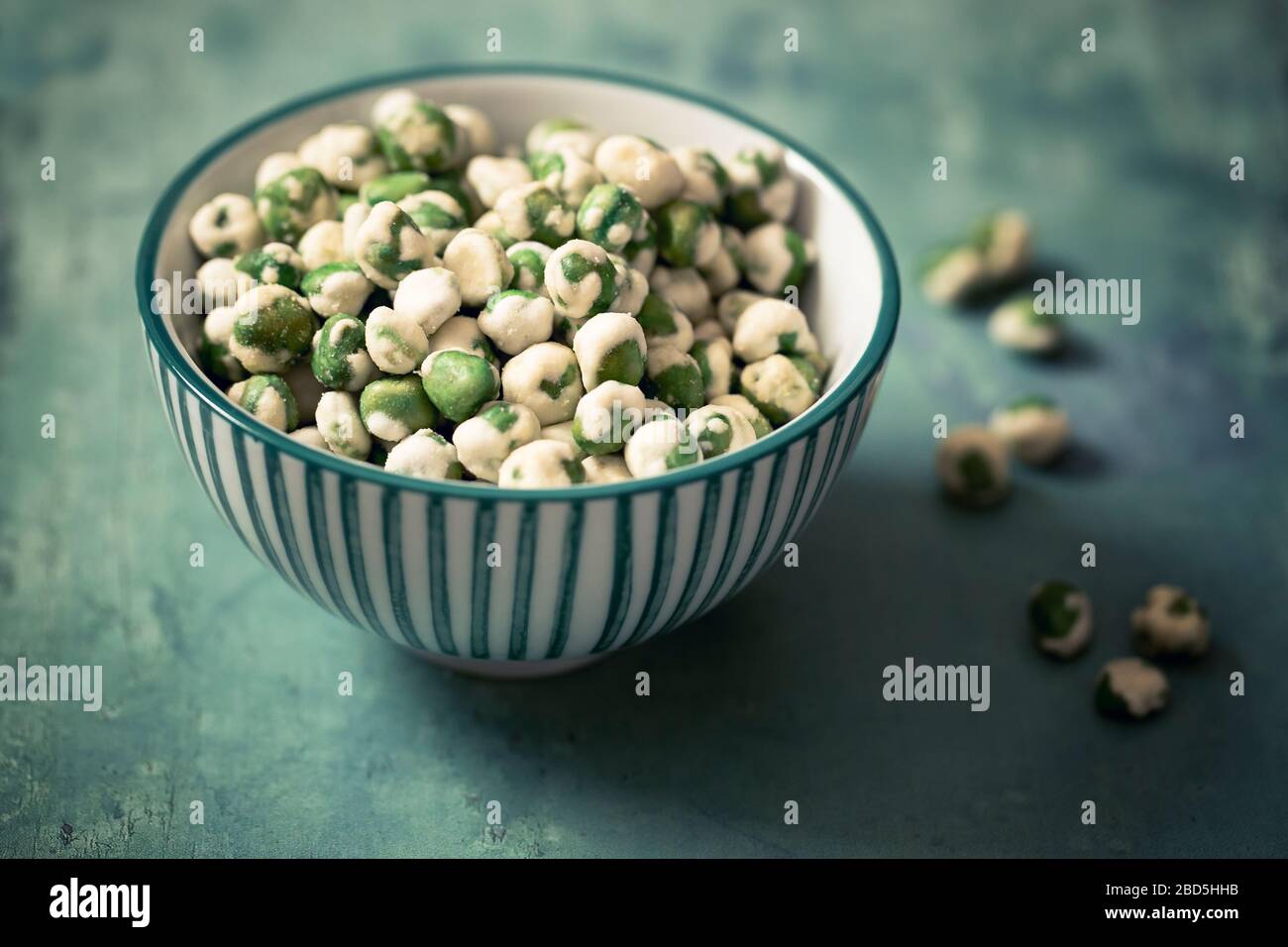 Una ciotola di wasabi piselli, un Giapponese piccante snack salato di secche piselli verdi con un wasabi rivestimento di rafano. Foto Stock