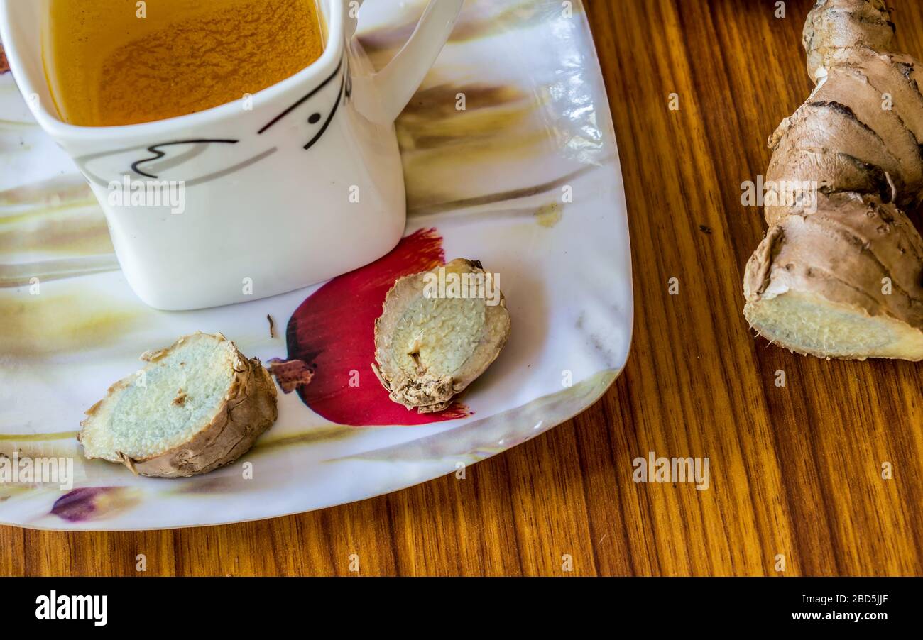 Tè allo zenzero Abrak Chai tè indiano speziato. Adrak Wali Chai. Tè allo zenzero a base di succo di limone, miele, acqua. Assistenza sanitaria e alimentazione medica suppl Foto Stock
