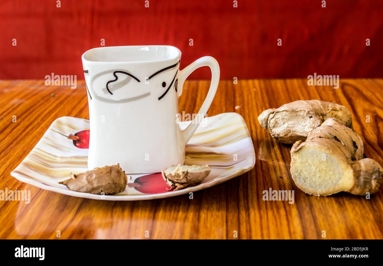 Tè allo zenzero Abrak Chai tè indiano speziato. Adrak Wali Chai. Tè allo zenzero a base di succo di limone, miele, acqua. Assistenza sanitaria e alimentazione medica suppl Foto Stock