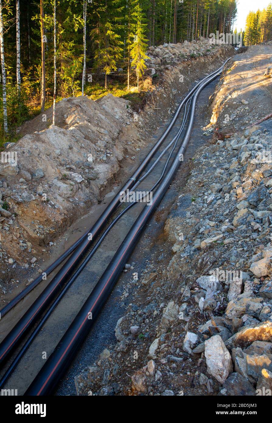 Costruzione di condutture di acque reflue in corso , posa di tubi a trincea aperta fatto , Finlandia Foto Stock
