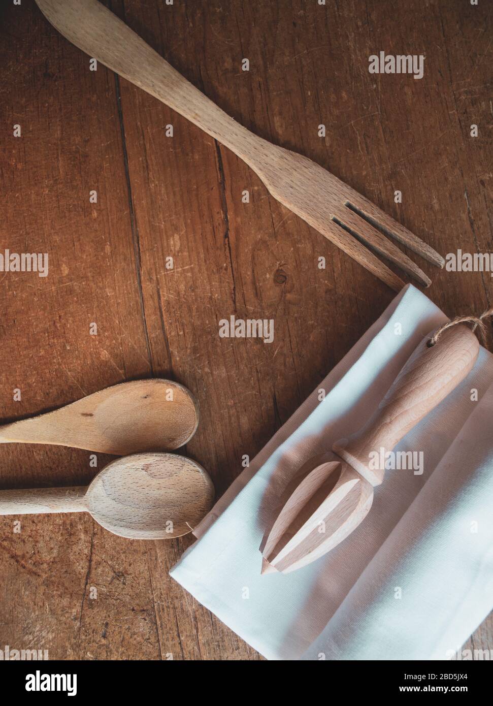 appartamento posa zero rifiuti cucina, utensili in legno su tavolo in legno, senza plastica, sfondo. Foto Stock