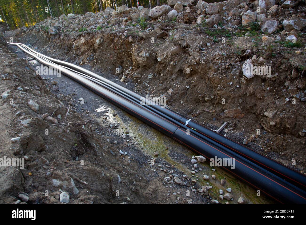 Costruzione di condutture di acque reflue in corso , posa di tubi a trincea aperta fatto , Finlandia Foto Stock