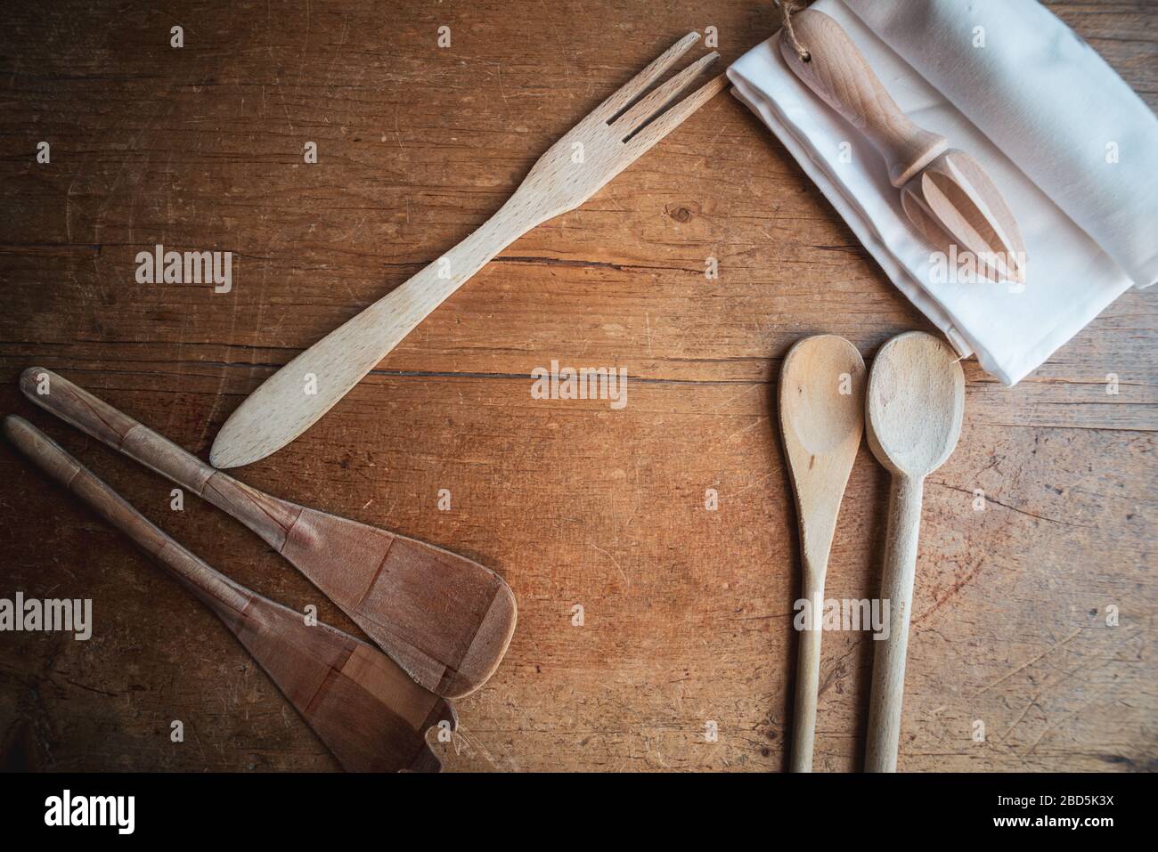 appartamento posa zero rifiuti cucina, utensili in legno su tavolo in legno, senza plastica, sfondo. Foto Stock