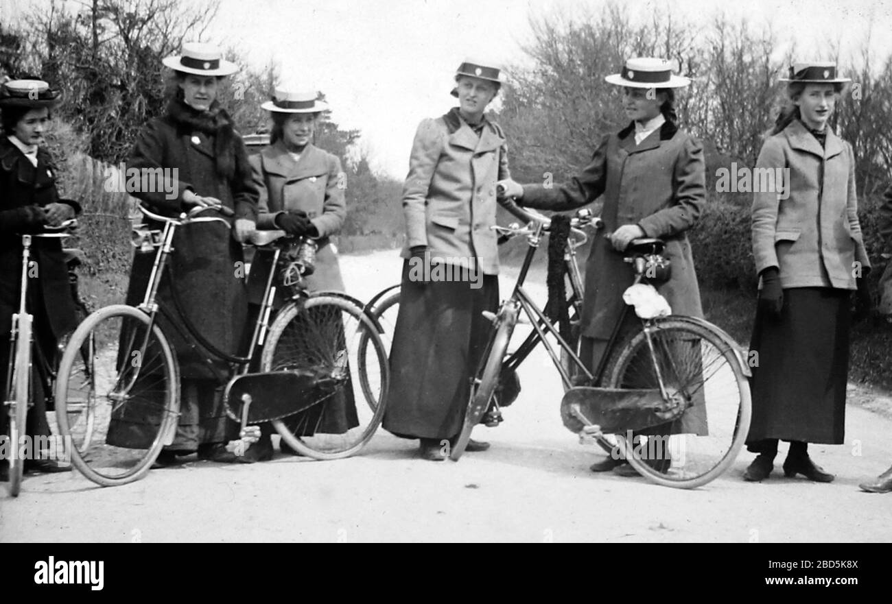 Lady ciclisti, primi del 1900 Foto Stock
