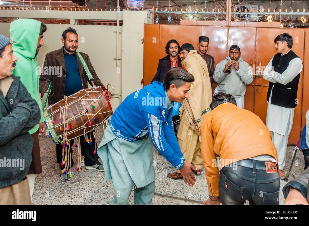 Punjabi dhol giocatori in strada, Medhi processione alla casa dello sposo, Jhelum, Punjab, Pakistan Foto Stock