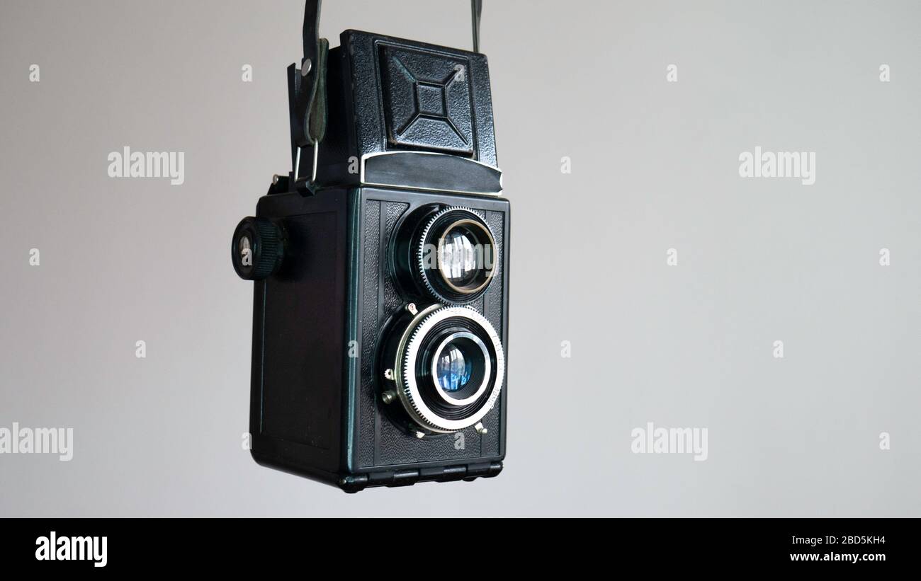 Fotocamera vintage con due obiettivi isolata su sfondo bianco. Foto Stock