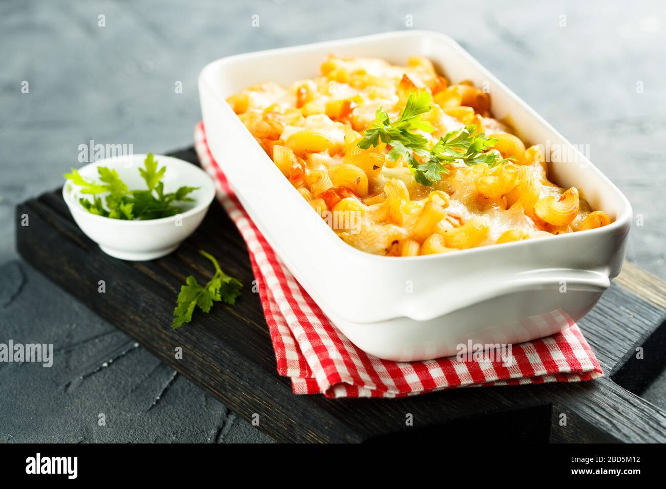 Pasta fatta in casa con formaggio e pomodoro Foto Stock