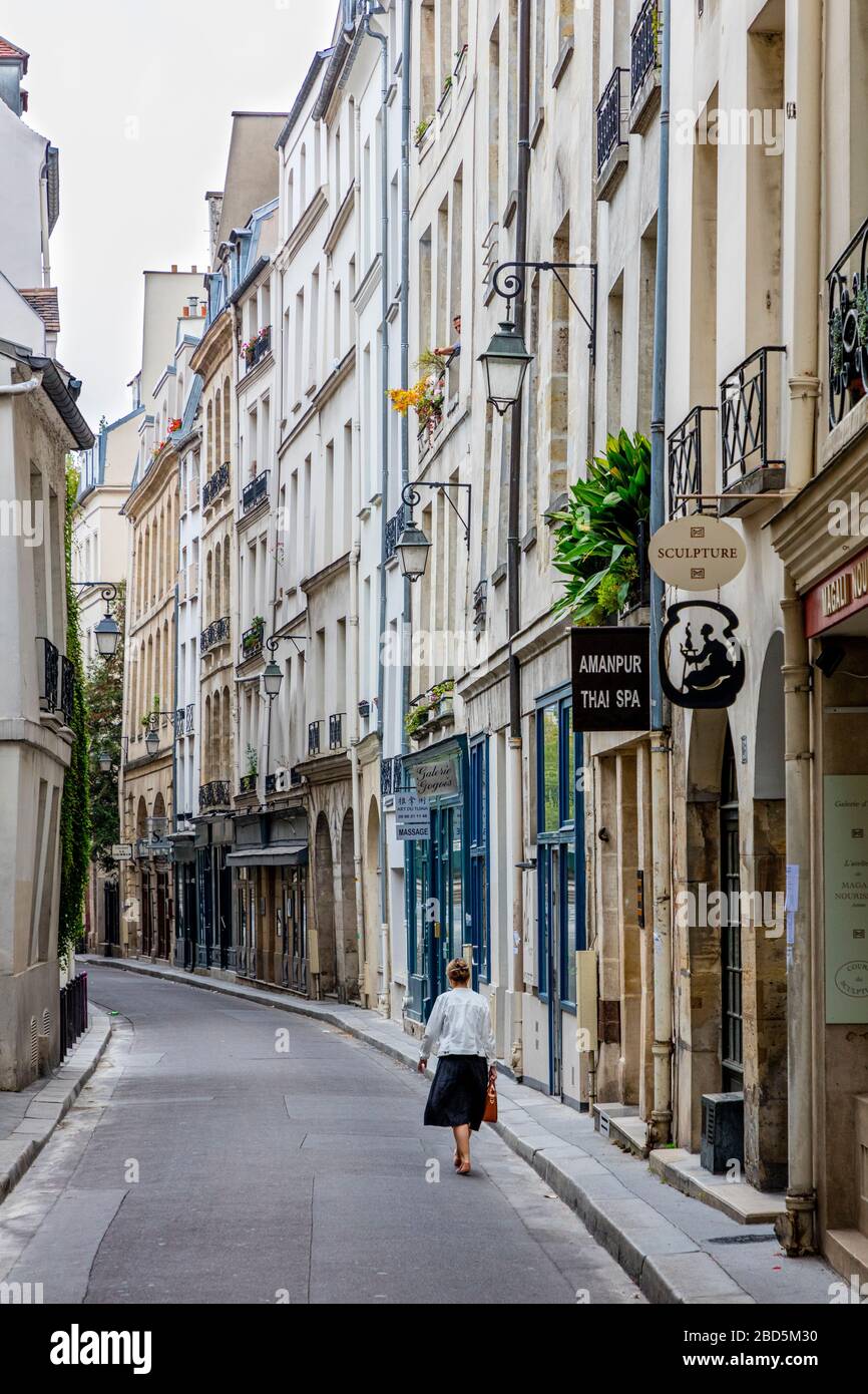 Donna che cammina lungo Rue de Bievre nel 5° arrondissement, Parigi, Francia Foto Stock