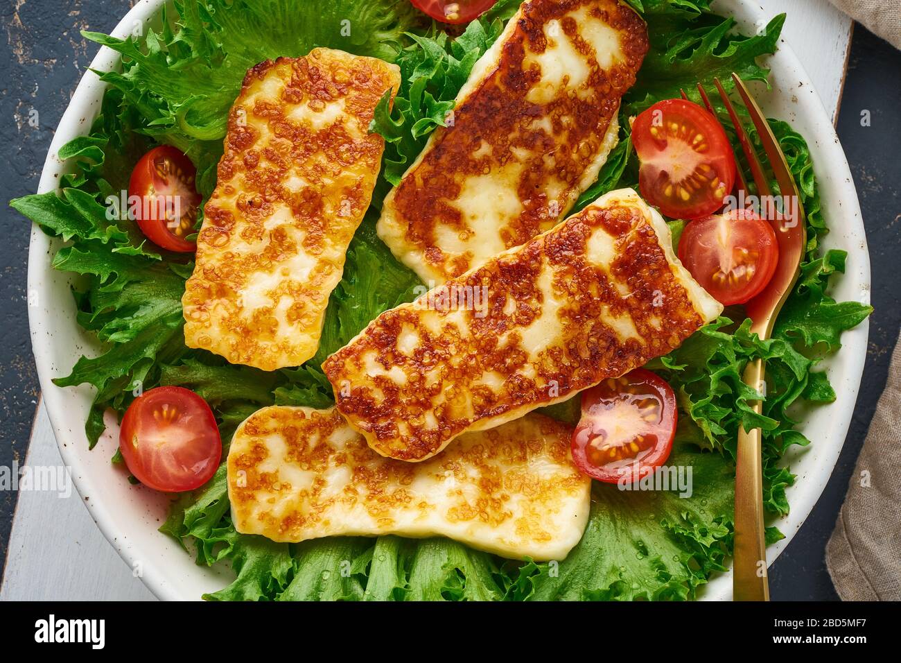 Insalata sana con halloumi fritti e pomodori, vista dall'alto, dieta keto-ketogena Foto Stock