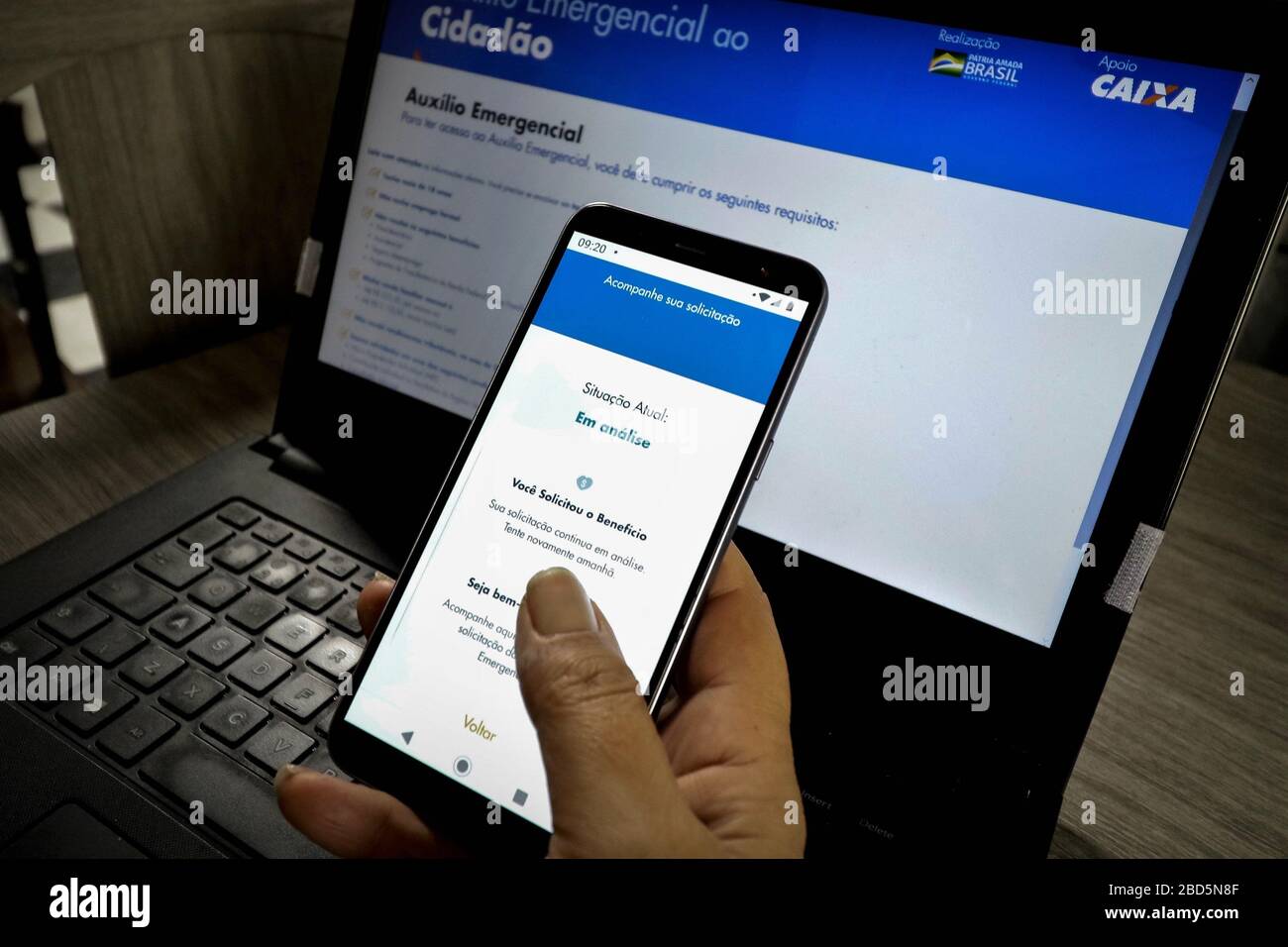 SÃO PAULO, SP - 07.04.2020: CAIXA LIBERA SITO PARA AUXÍLIO EMERGENCIAL - Caixa messo a disposizione il martedì (07), il sito per l'assistenza d'urgenza per un importo di 600 dollari per i lavoratori informali, i singoli microimprenditori e per coloro che erano già registrati presso Castro Único o già ricevono l'assegno di famiglia. (Foto: Aloisio Mauricio/Fotoarena) Foto Stock